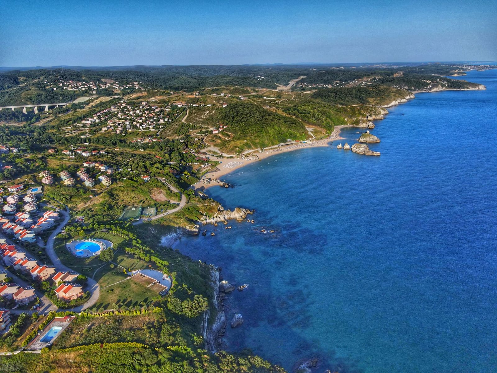 Luftaufnahme eines beliebten Badestrandes an der Schwarzmeerküste von Istanbul.