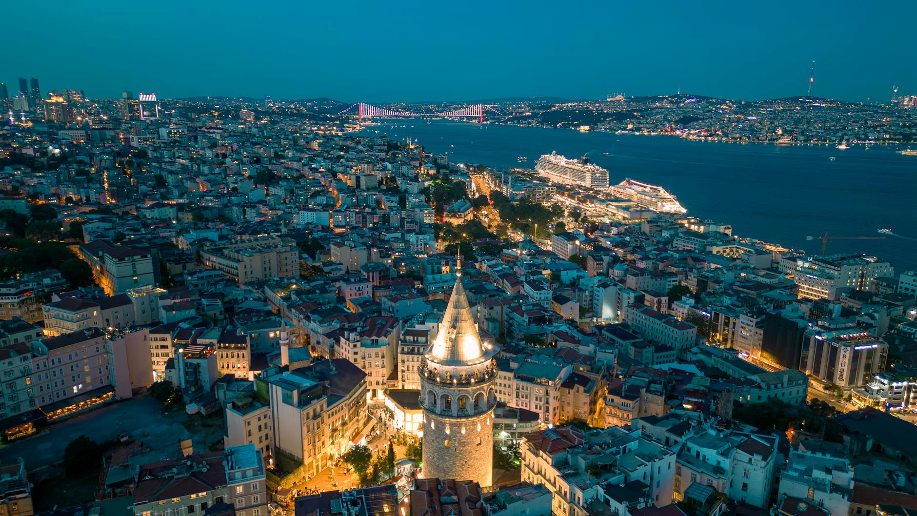 Eine nächtliche Luftaufnahme des beleuchteten Galata-Turms mit Blick auf den Bosporus.