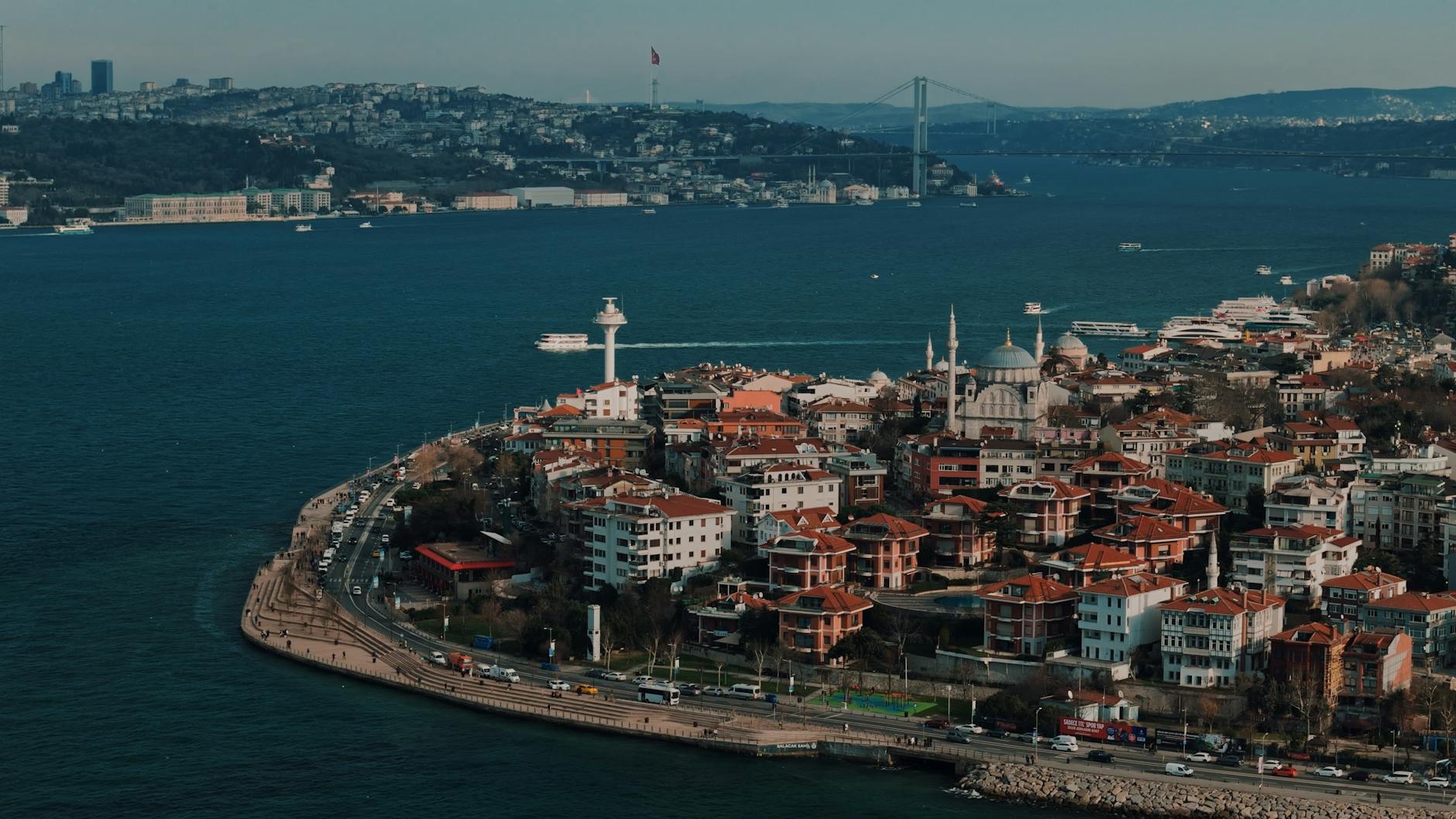 Luftaufnahme der Küste von Üsküdar mit der imposanten Bosporus-Brücke im Hintergrund.