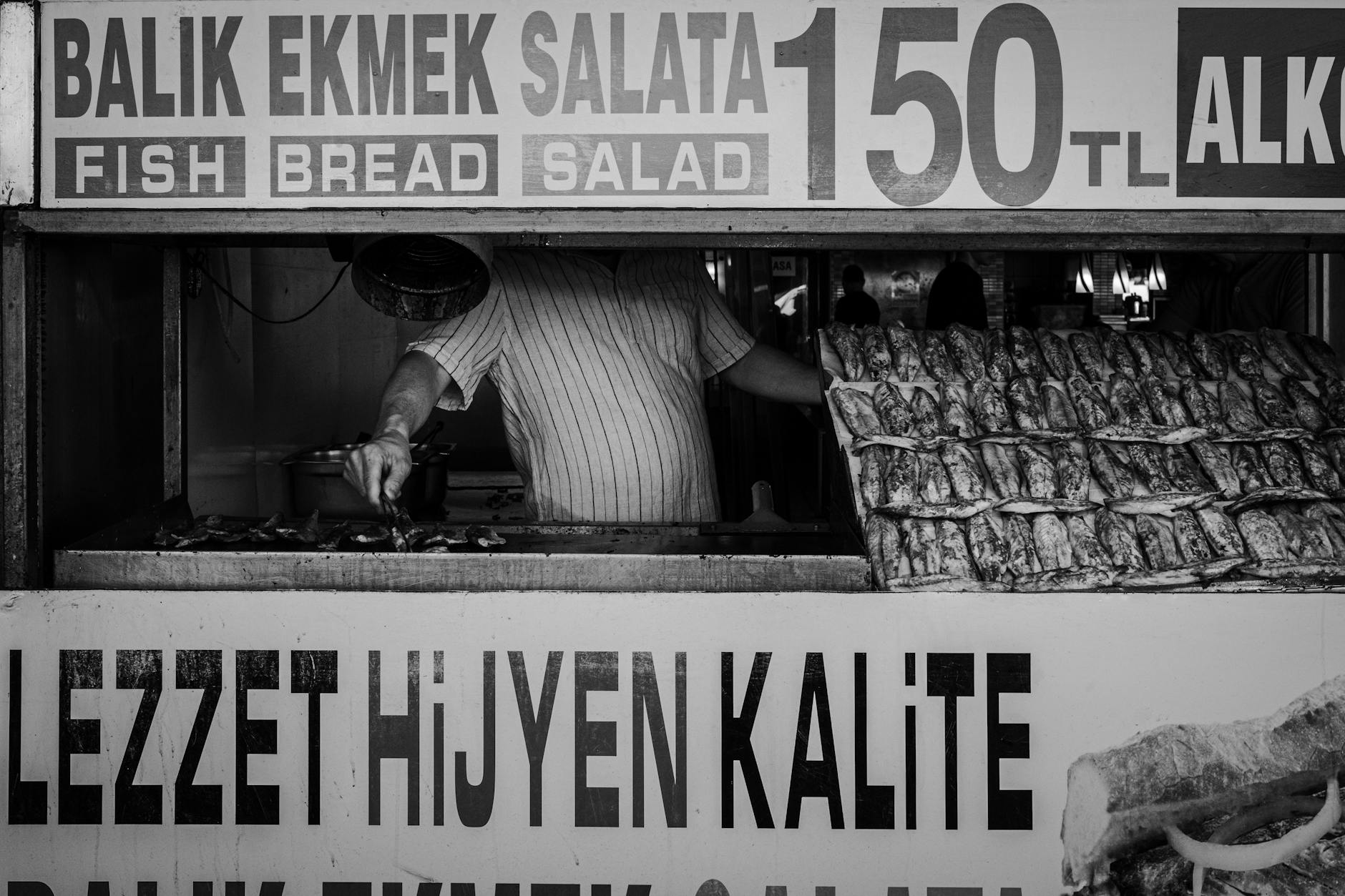 Knuspriger Balık Ekmek am Goldenen Horn mit Tipps für authentische Stände und aktuelle Preise