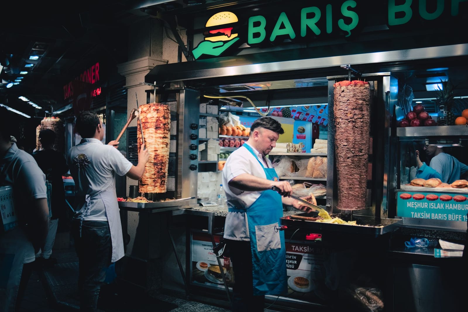 Barış Büfe am Taksim-Platz serviert saftige Islak Burger und Döner.