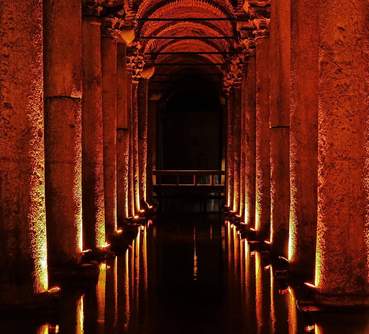 Mystik unter der Erde: Warum du die Basilica Cistern (Yerebatan Sarnıcı) neu entdecken musst