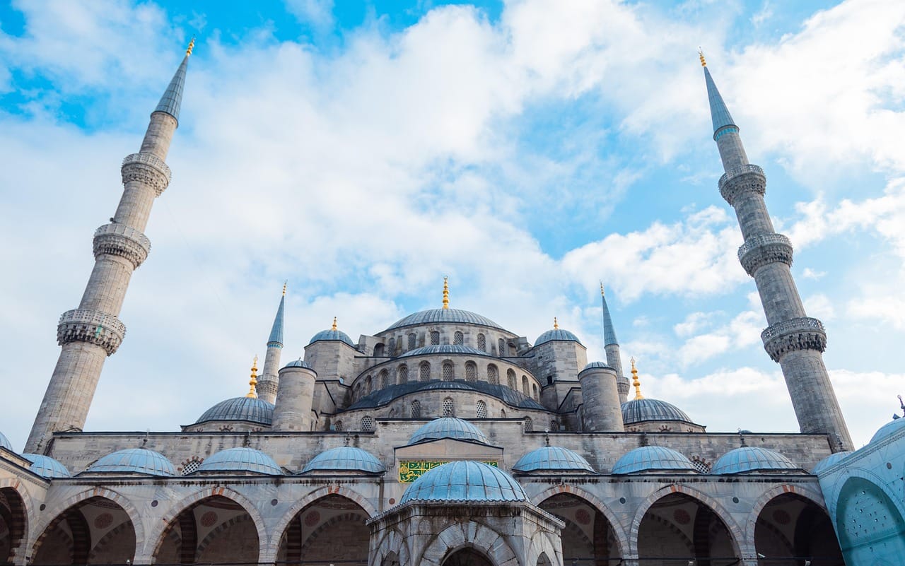 Der prächtige Innenhof der Blauen Moschee in Istanbul bei sonnigem Wetter.