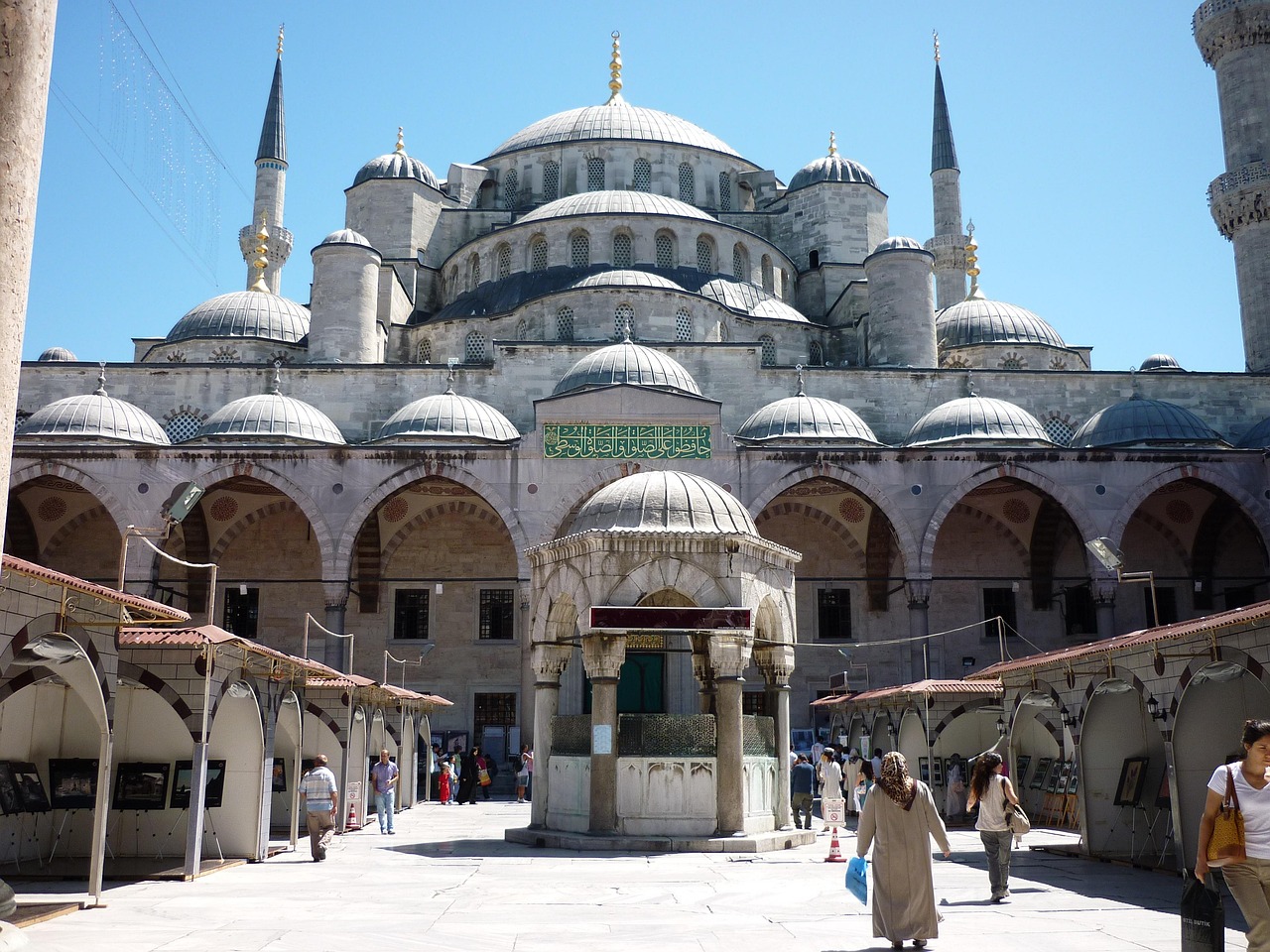 Touristen besichtigen den Innenhof der berühmten Blauen Moschee im Herzen von Istanbul.