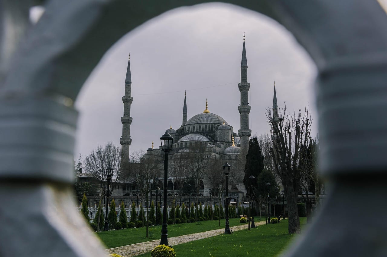 Blick auf die Blaue Moschee in Istanbul durch einen gepflegten Stadtpark.