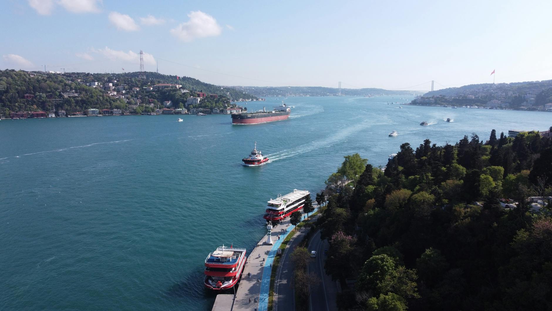 Ein herrlicher Spazierweg entlang des Bosporus führt direkt zu den charmanten Vierteln Istanbuls.