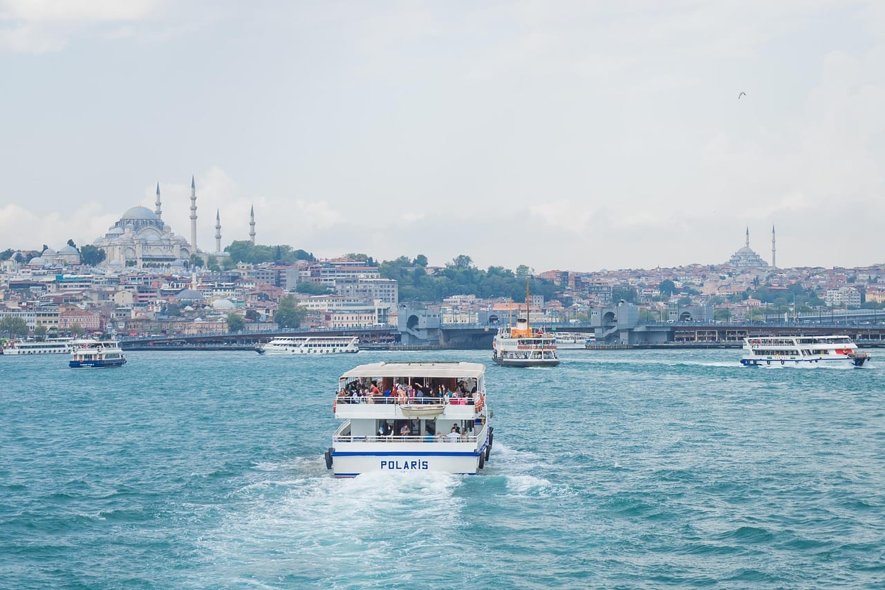 Eine Fähre transportiert Passagiere über den Bosporus vor der Skyline Istanbuls.