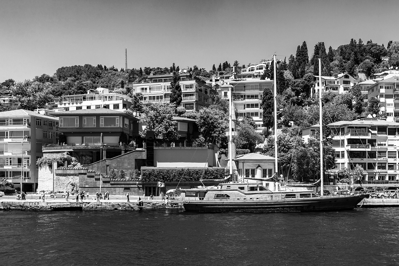 Yacht und Uferhäuser am Bosporus