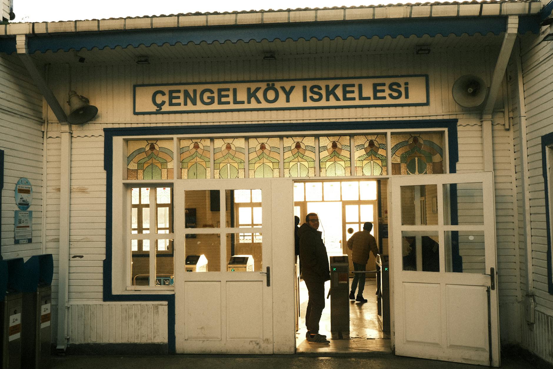 Der Eingang zur historischen Fährenstation Çengelköy İskelesi am Bosporus.