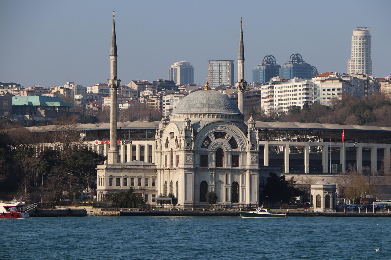 Die Dolmabahçe-Moschee in Beşiktaş liegt direkt am Wasser neben dem Fußballstadion.