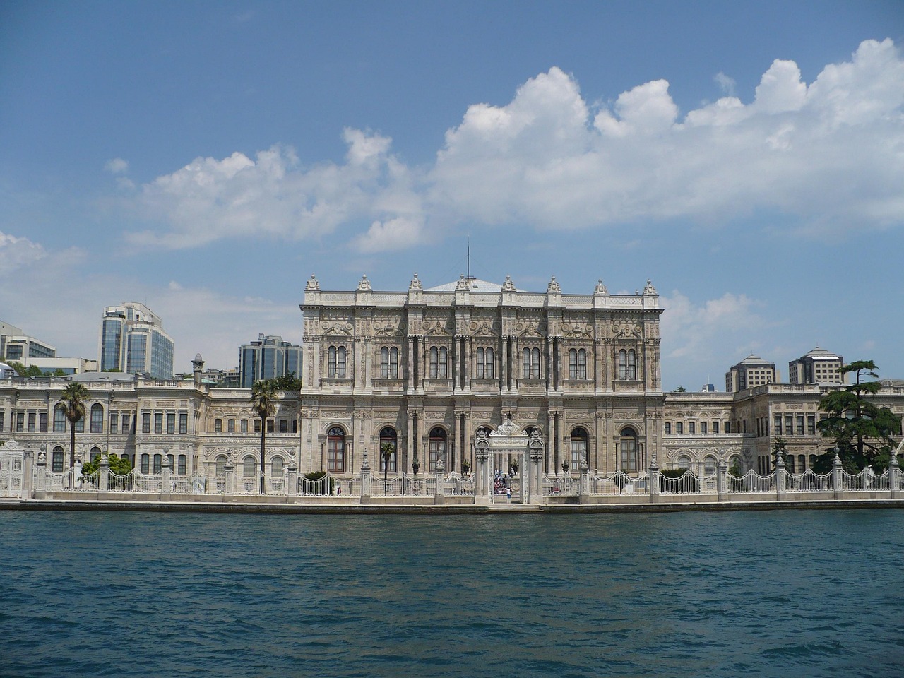 Die beeindruckende Fassade des Dolmabahçe Palasts direkt am Ufer des Bosporus in Istanbul.