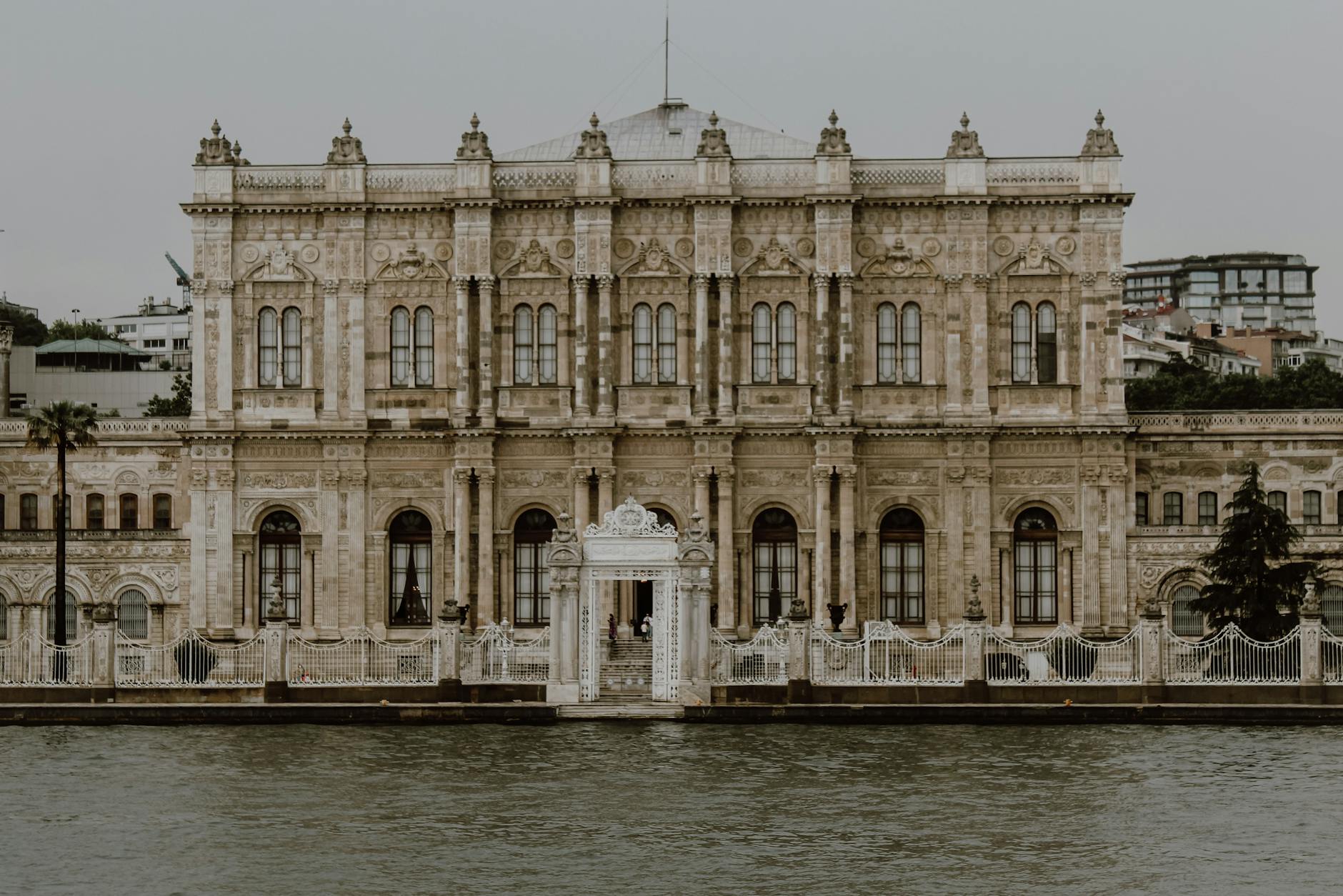 Der majestätische Dolmabahçe Palast direkt am Ufer des Bosporus in Istanbul.