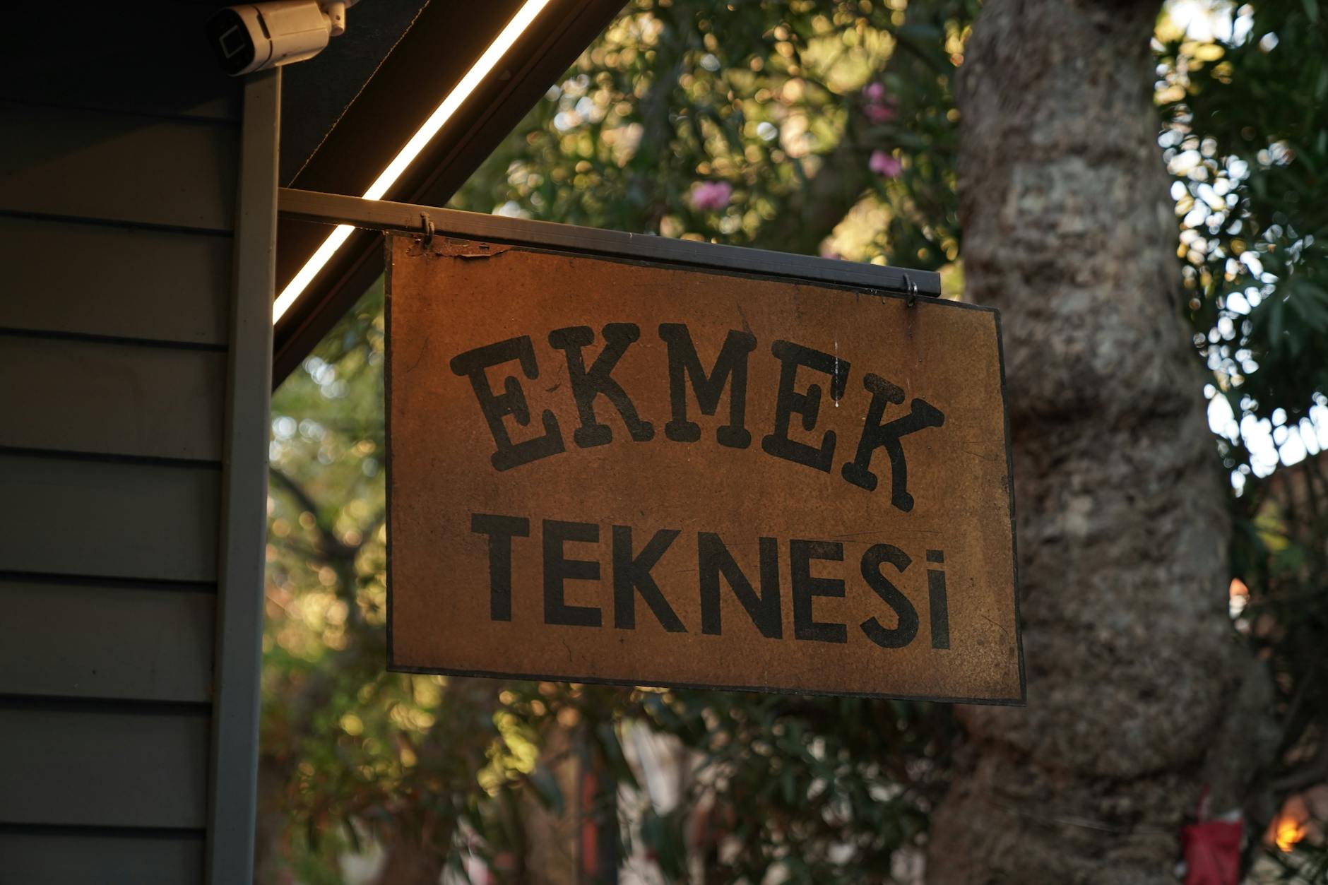 Ein hölzernes Schild am Goldenen Horn markiert einen traditionellen Stand für frisches Fischbrot.