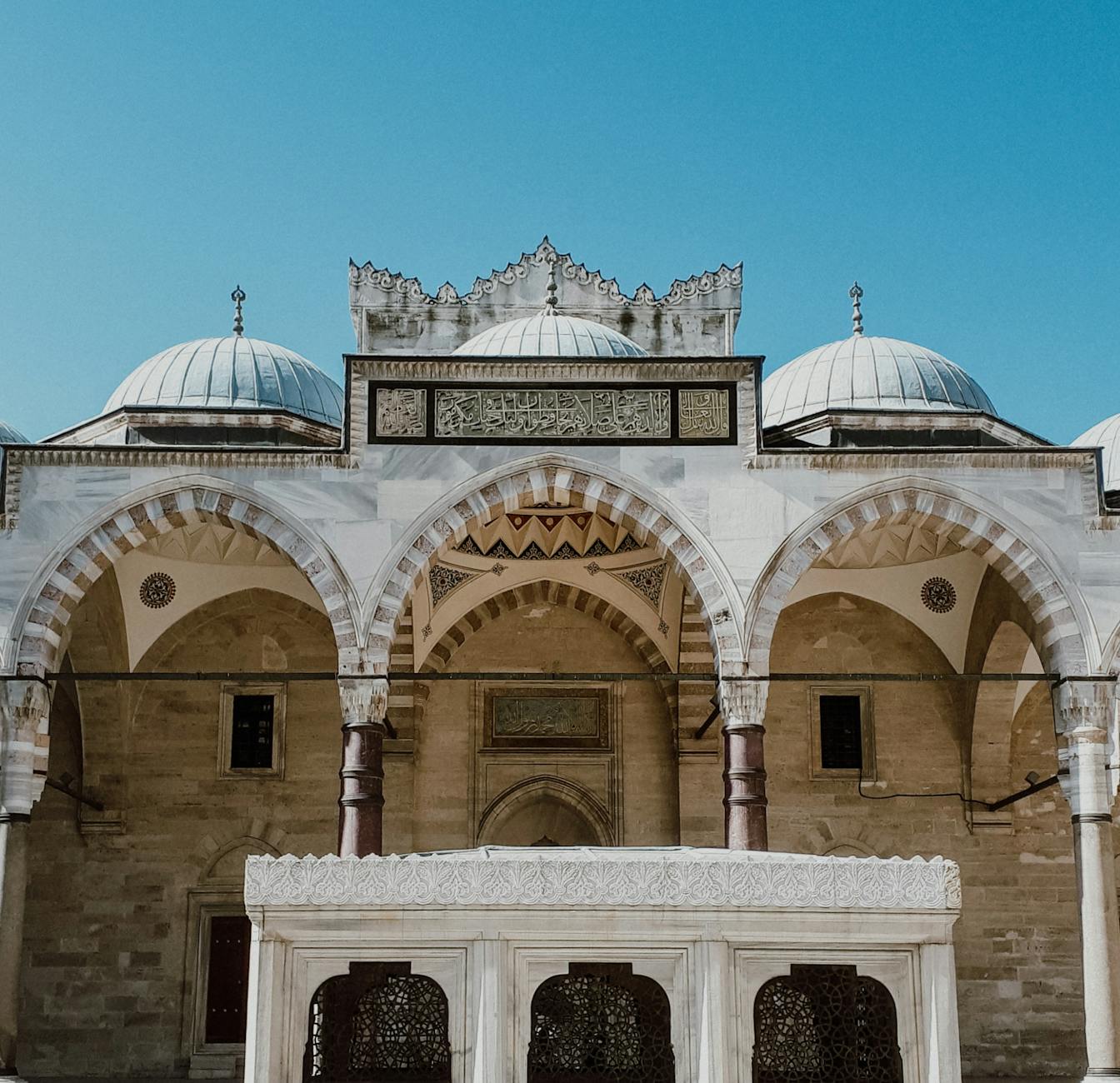Der kunstvoll verzierte Eingangsbereich zum Innenhof der Fatih Moschee.