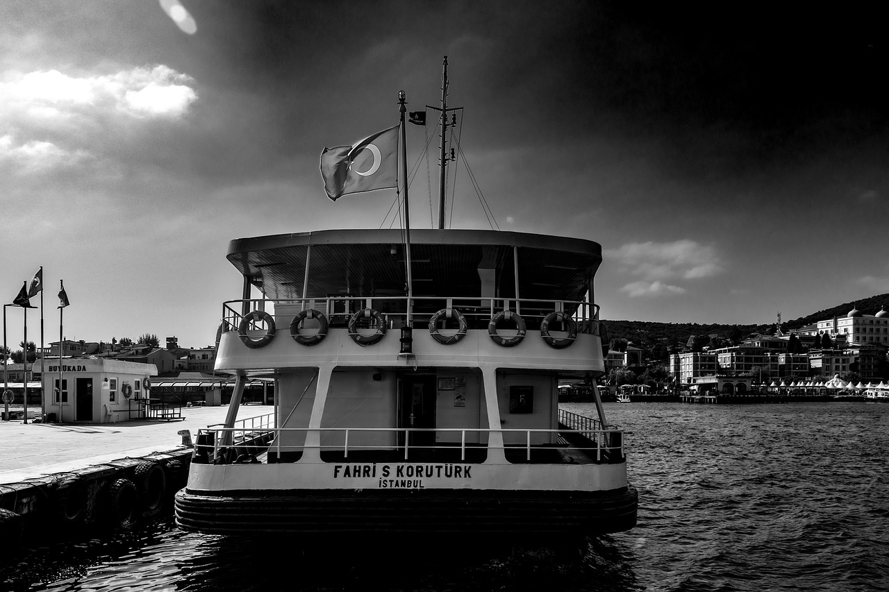 Eine Fähre legt am Hafen von Büyükada an, dem Tor zu den Prinzeninseln.