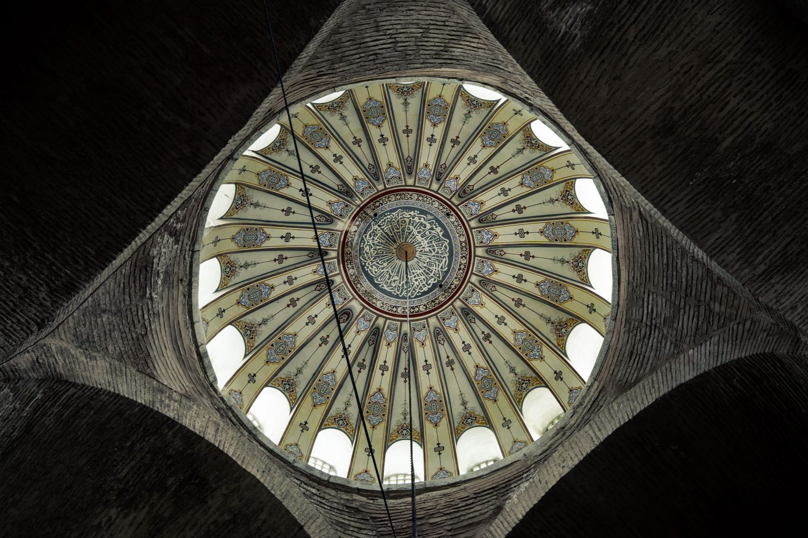 Blick von unten in die kunstvoll verzierte Schirmkuppel der Kleinen Hagia Sophia.