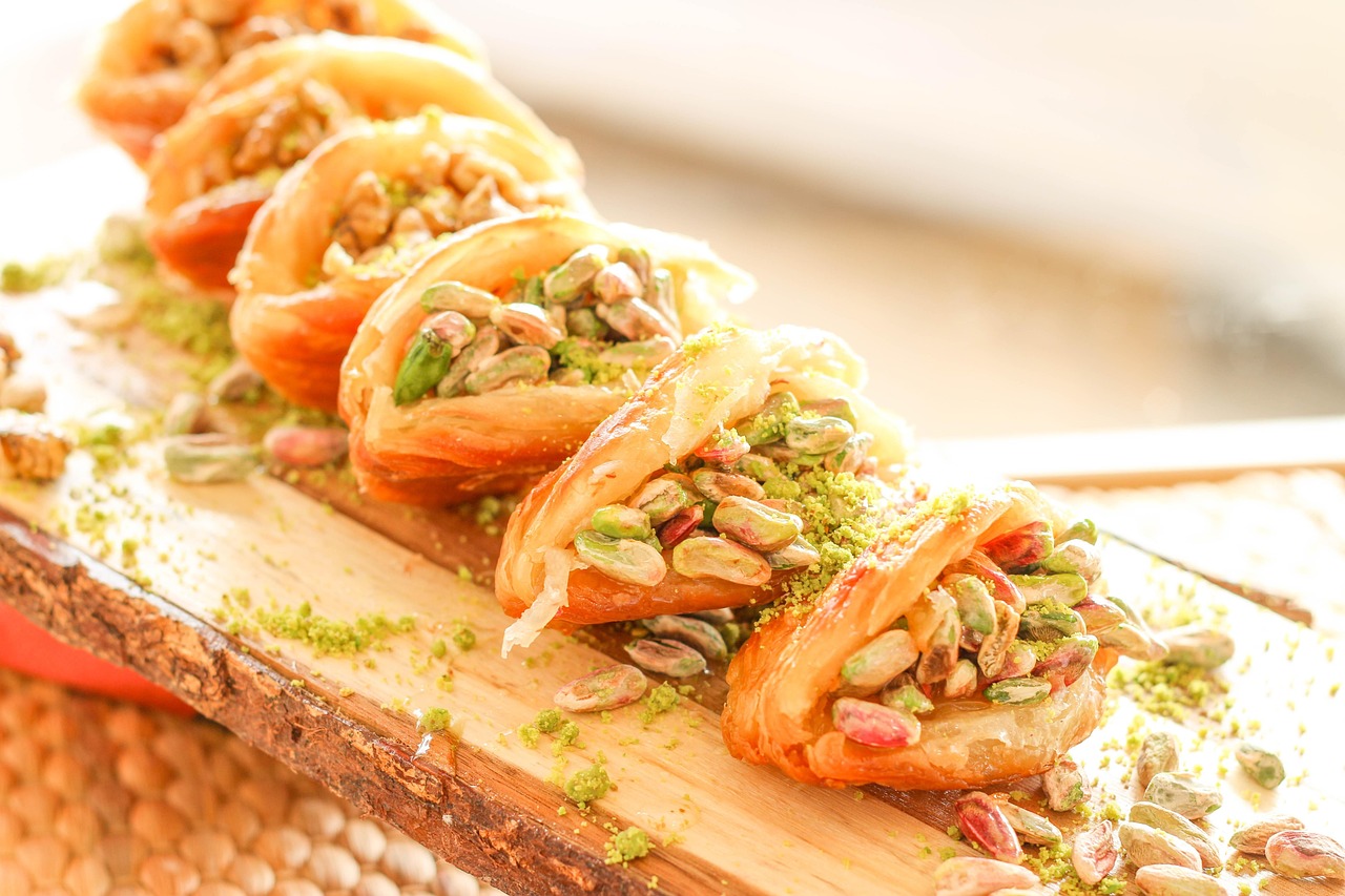 Fein geschichtete und gefaltete Baklava mit einer reichen Füllung aus Pistazienkernen.