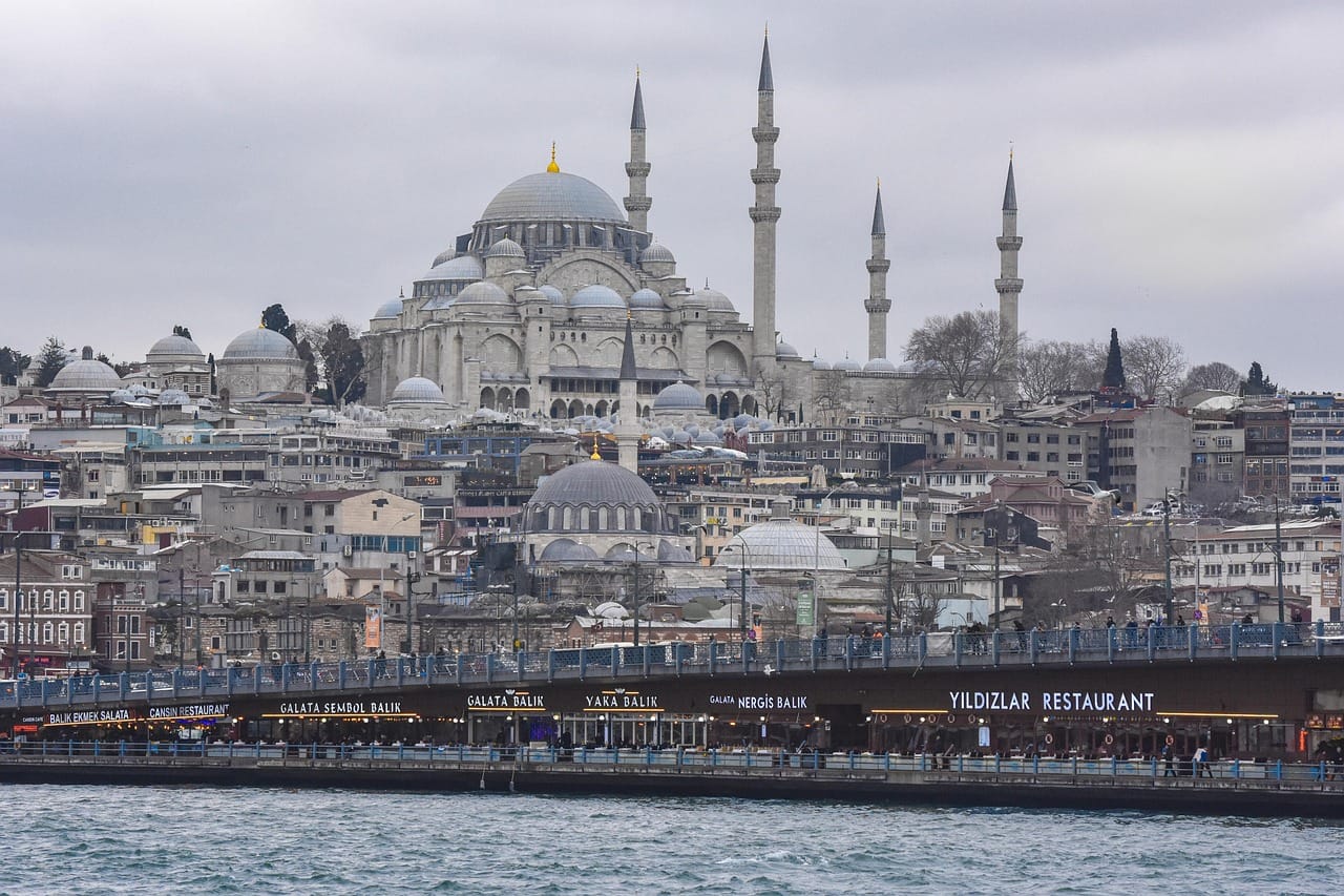 Galatabrücke mit Süleymaniye-Moschee im Streckenverlauf des Istanbul Marathons.