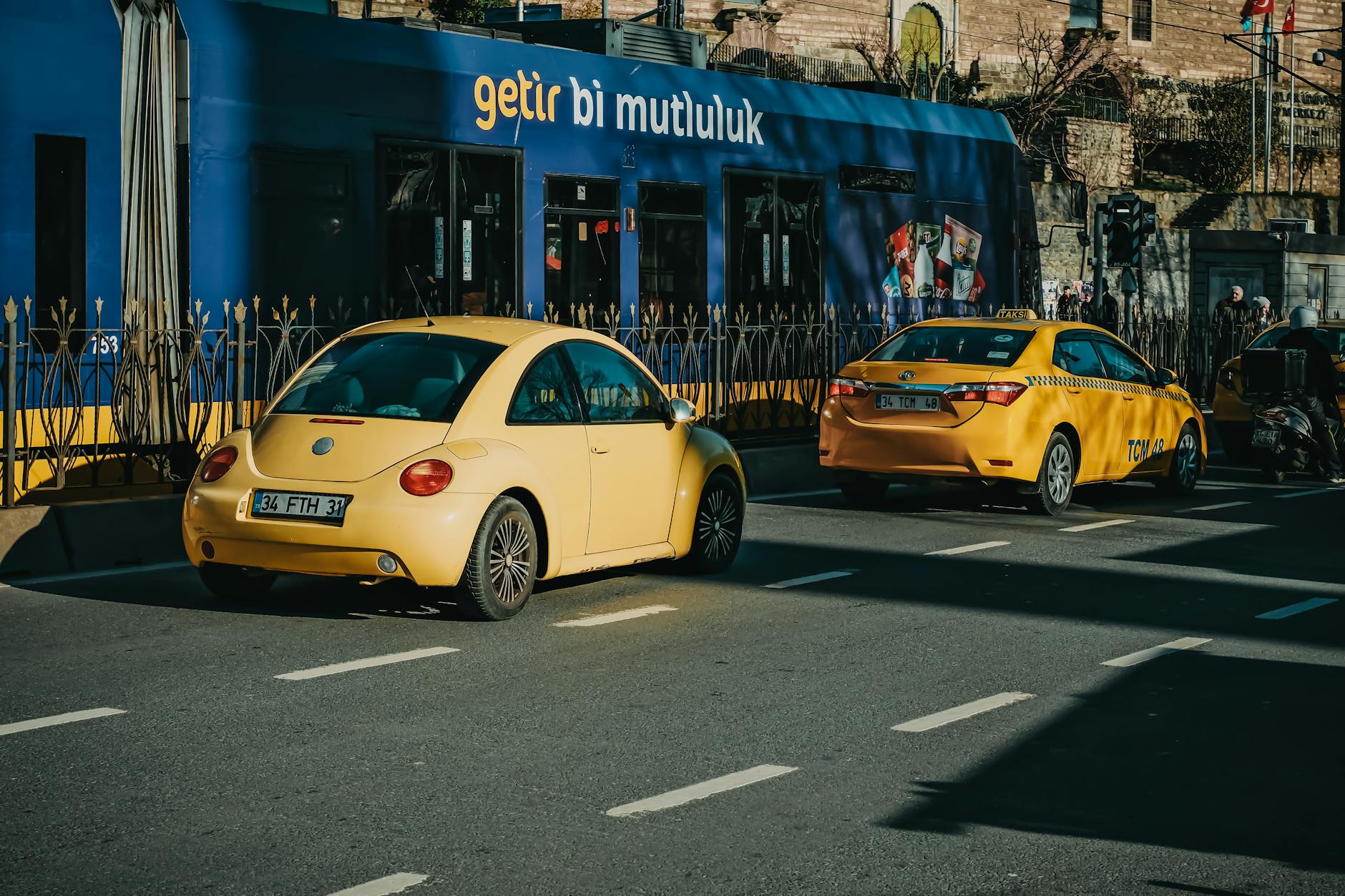 Klassisches gelbes Istanbuler Taxi in einer belebten Straße