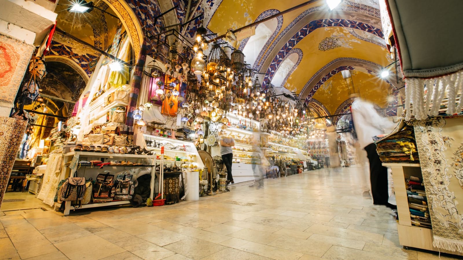 Traditionelle Lampen und Kunsthandwerk säumen eine Gasse im Großen Basar von Istanbul.