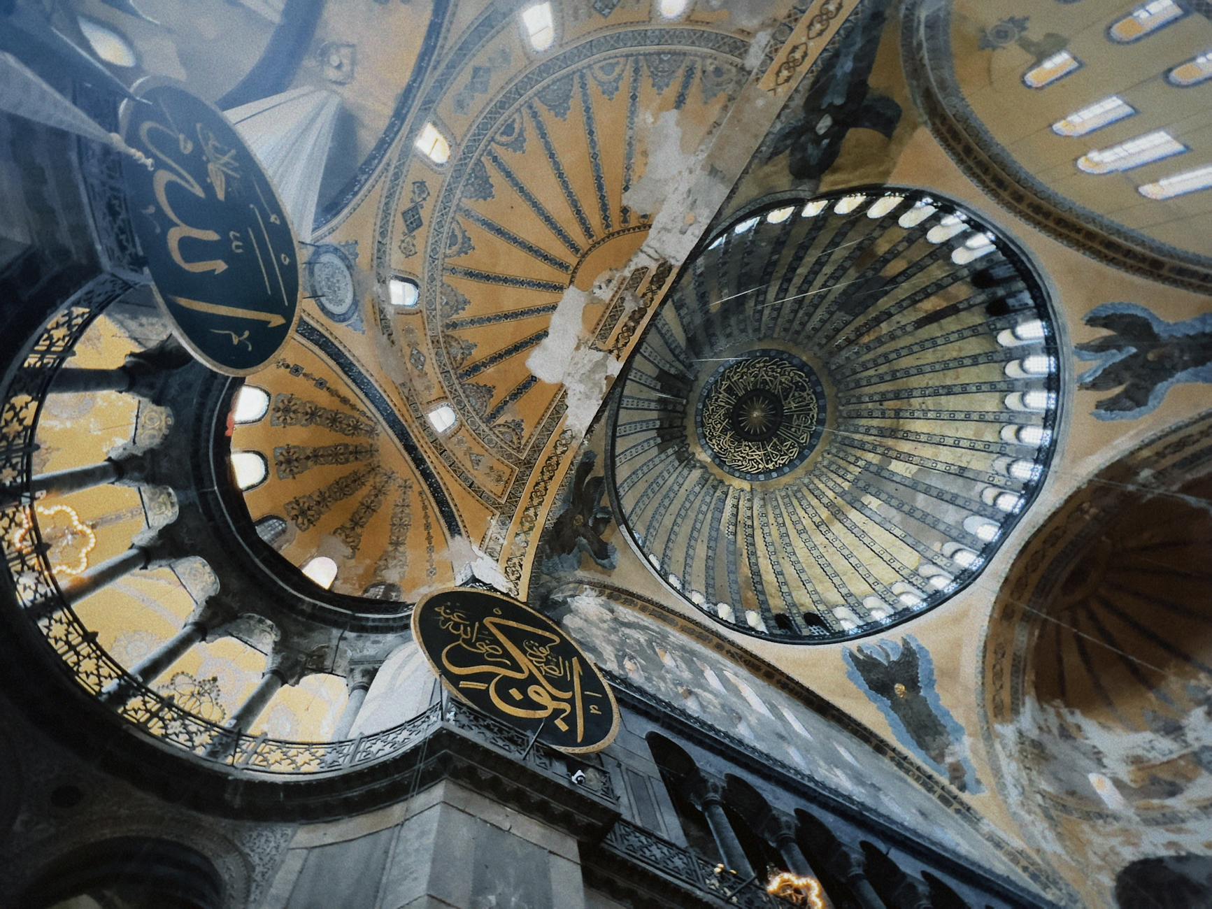 Die beeindruckende Kuppelarchitektur und die obere Galerie im Inneren der Hagia Sophia.