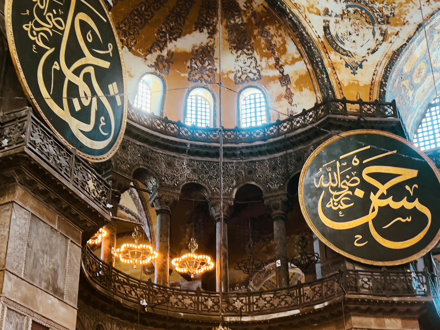 Blick in den Innenraum der Hagia Sophia mit den berühmten Kalligraphie-Schildern.