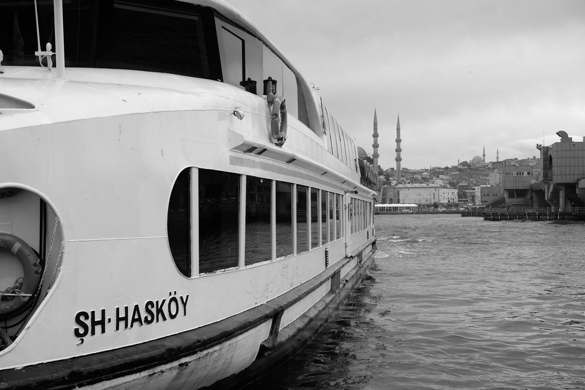 Die Haliç-Fähre Hasköy fährt auf dem Wasser mit Istanbuls Minaretten im Hintergrund.