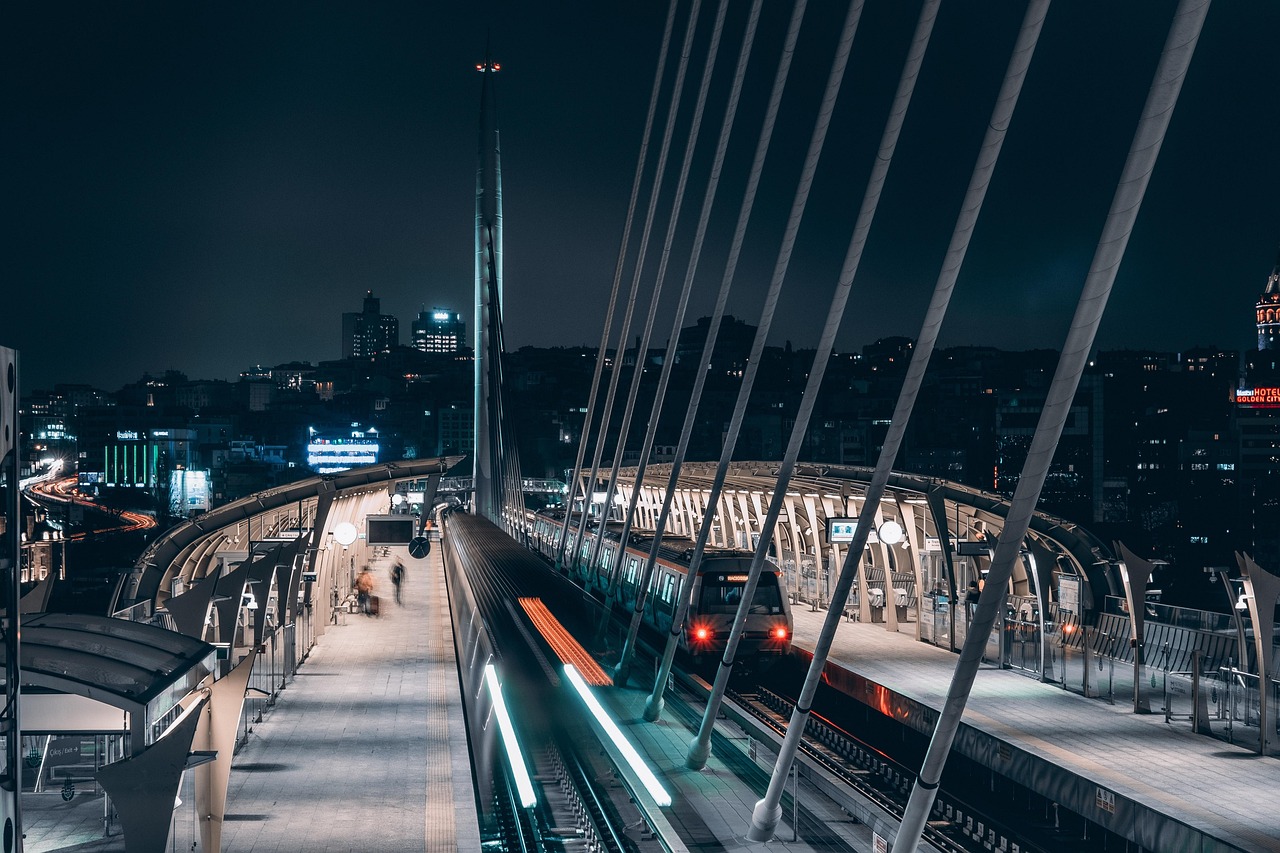 Die beleuchtete Haliç-Metrobrücke in Beyoğlu bietet eine stimmungsvolle Kulisse für besondere Abende.