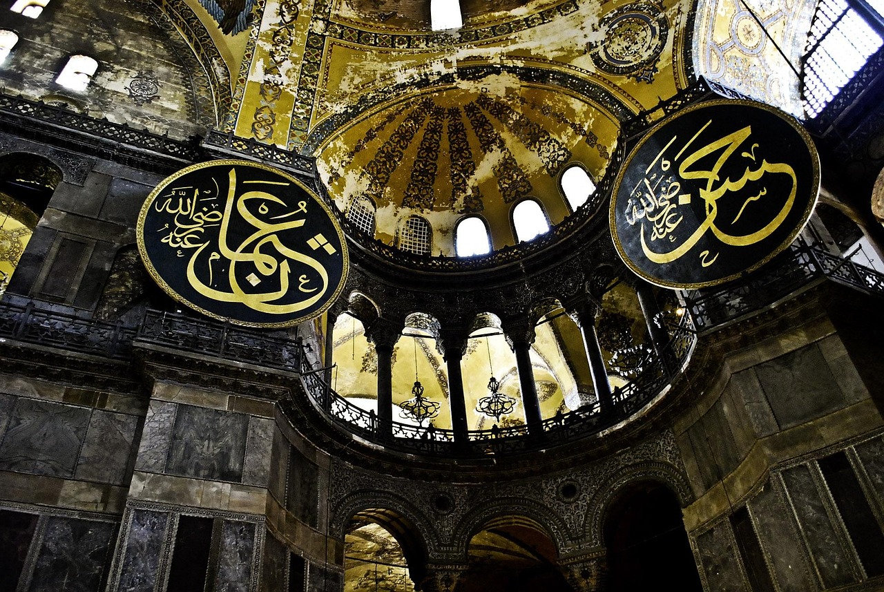 Blick in das prächtige Innere der Hagia Sophia mit großen Kalligrafien.