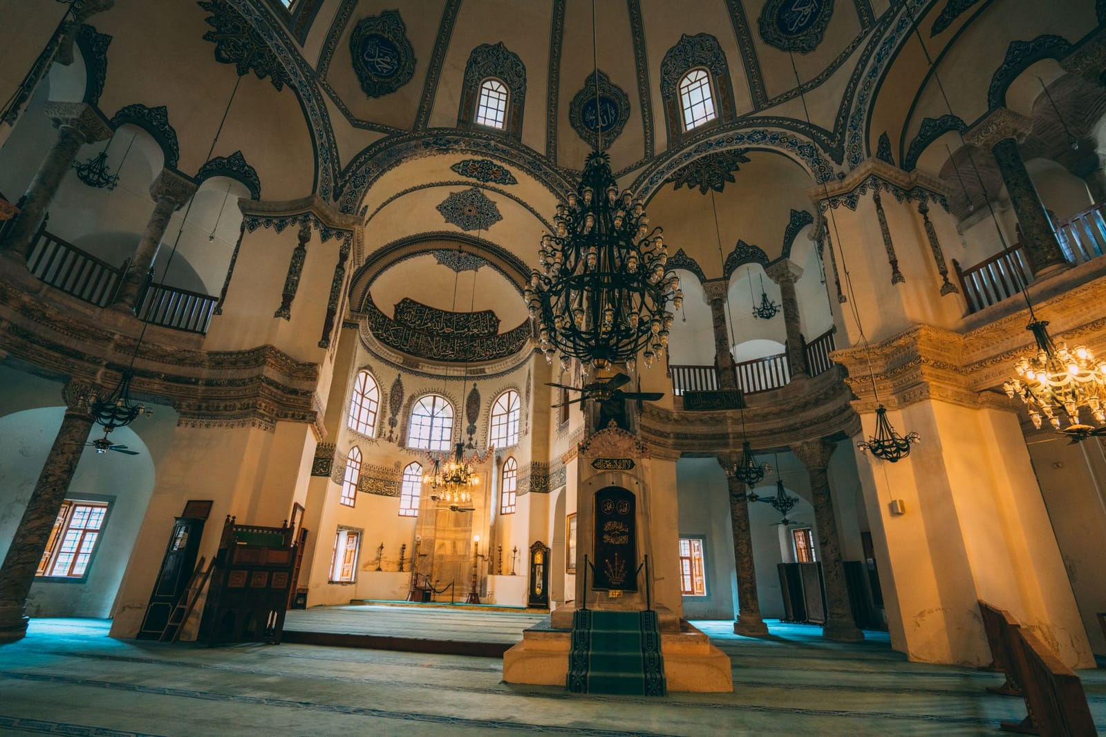 Der eindrucksvolle Innenraum der Kleinen Hagia Sophia Moschee in Istanbul mit Kuppel und Saeulen.