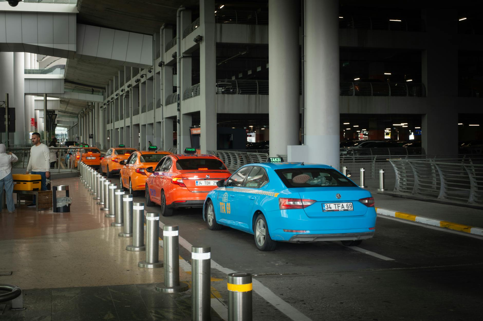 Eine Schlange von gelben und blauen Taxis wartet am Flughafen in Istanbul auf Fahrgäste.