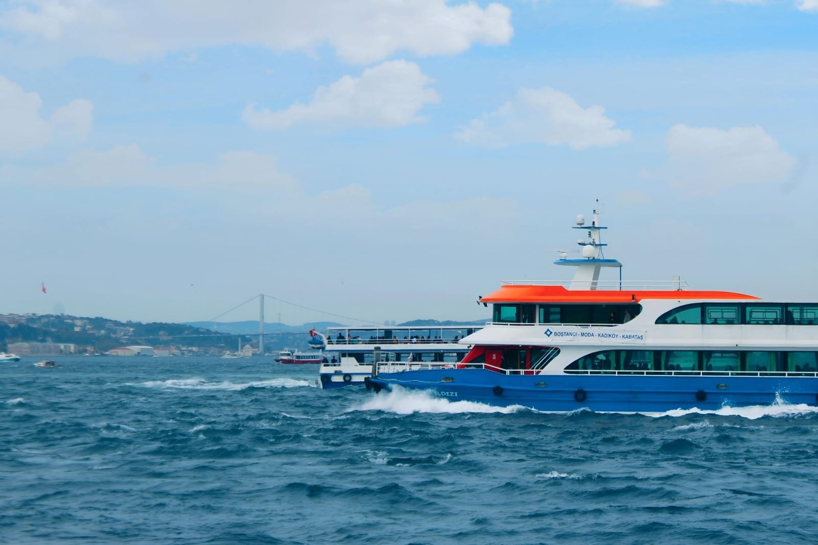 Eine moderne Bosporus-Fähre auf ihrer Route zwischen Kadıköy und Kabataş in Istanbul.