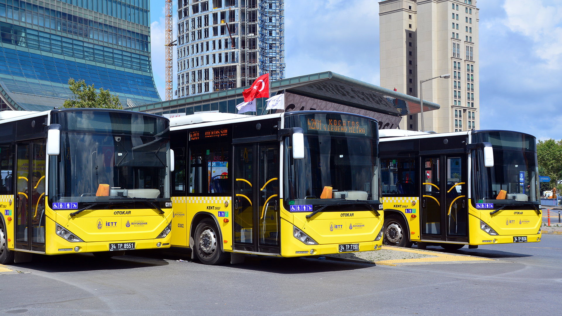 Moderner gelber IETT Bus in den Straßen von Istanbul