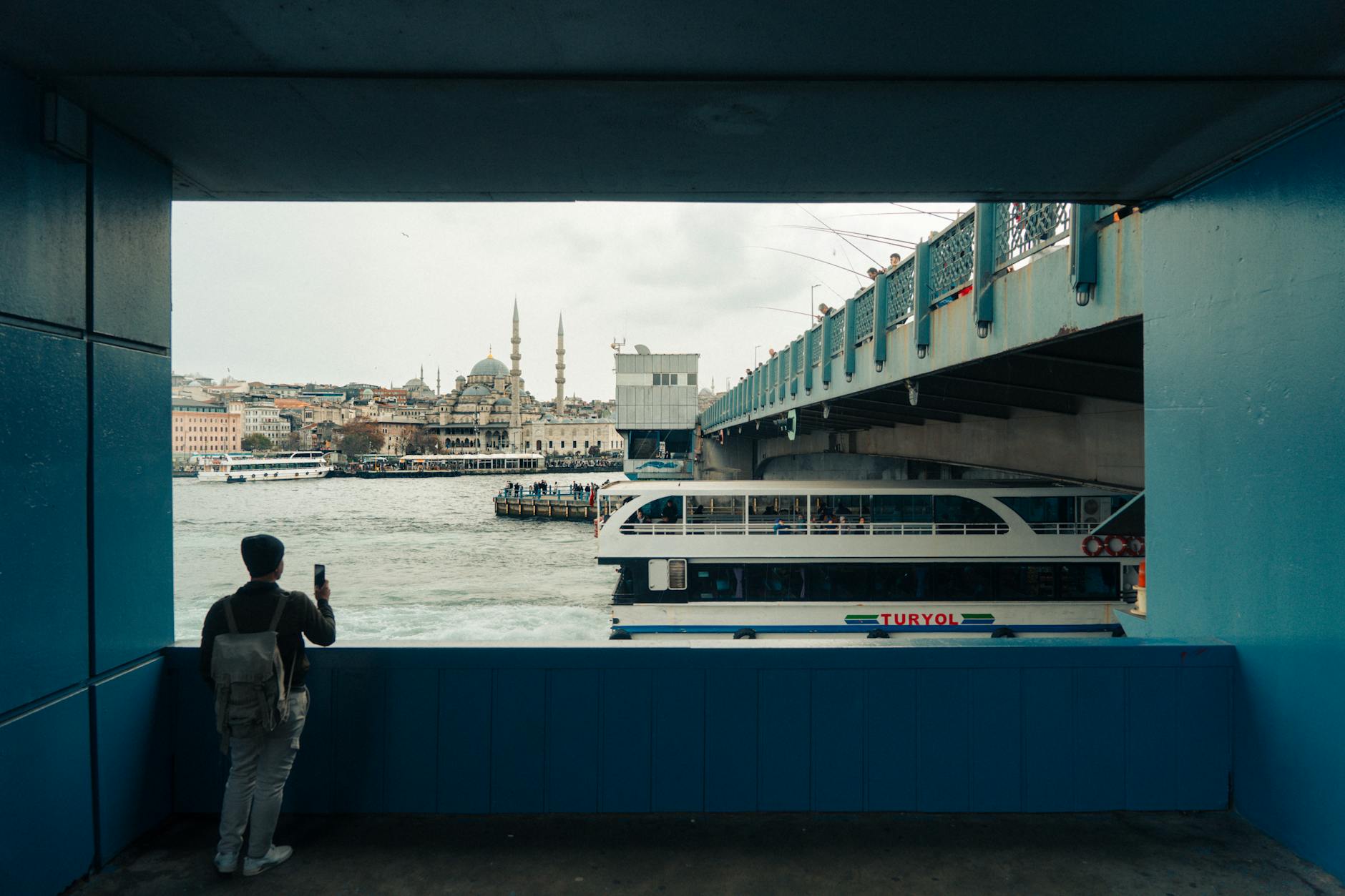 Die Haliç-Fähre Hasköy fährt auf dem Wasser mit Istanbuls Minaretten im Hintergrund.