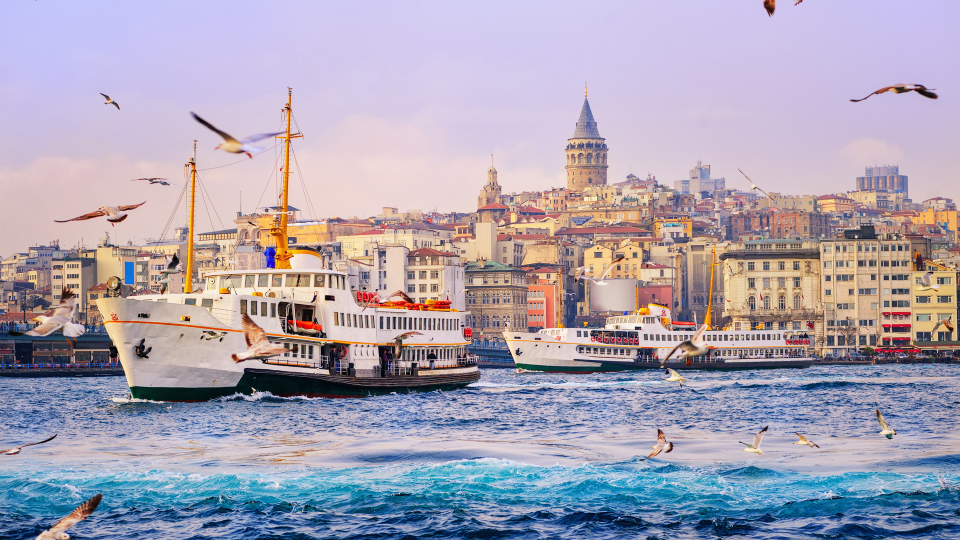 Istanbuler Fähre auf dem Bosporus mit Blick auf die Skyline der Stadt