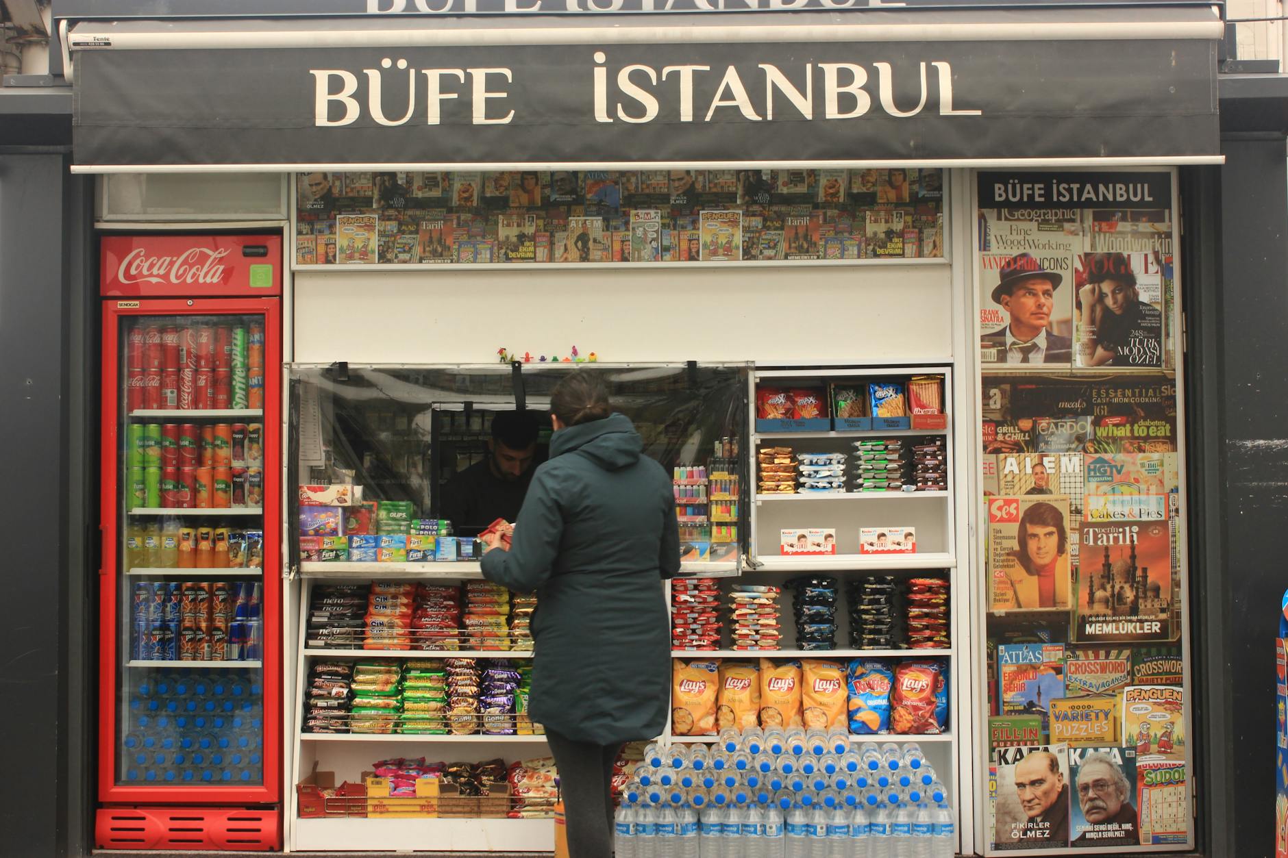 Ein kleiner Kiosk in Istanbul verkauft Wasserflaschen und Snacks an Passanten auf der Straße.
