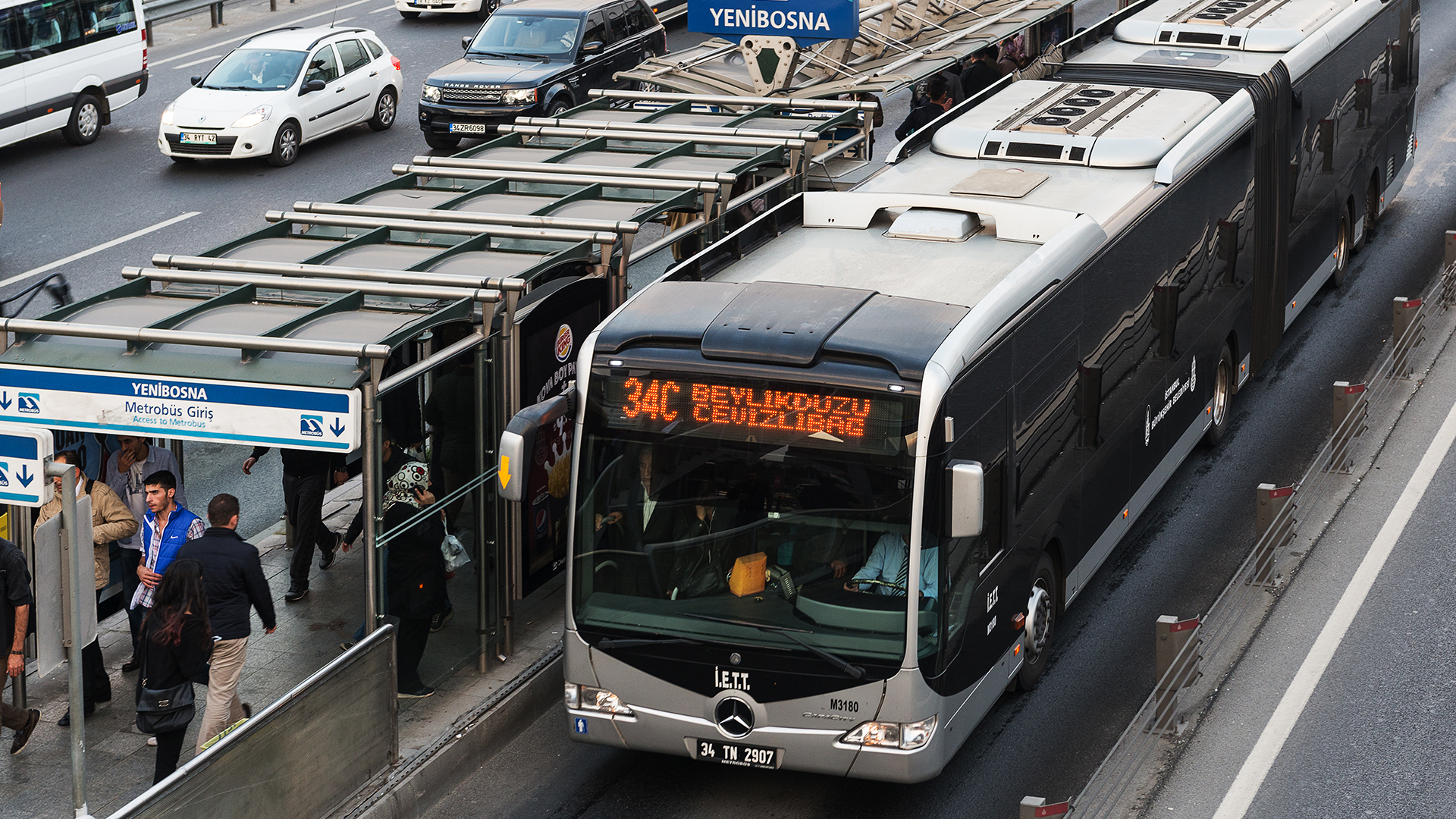 Gelber Metrobüs in Istanbul auf seiner dedizierten Fahrspur im Zentrum der Straße