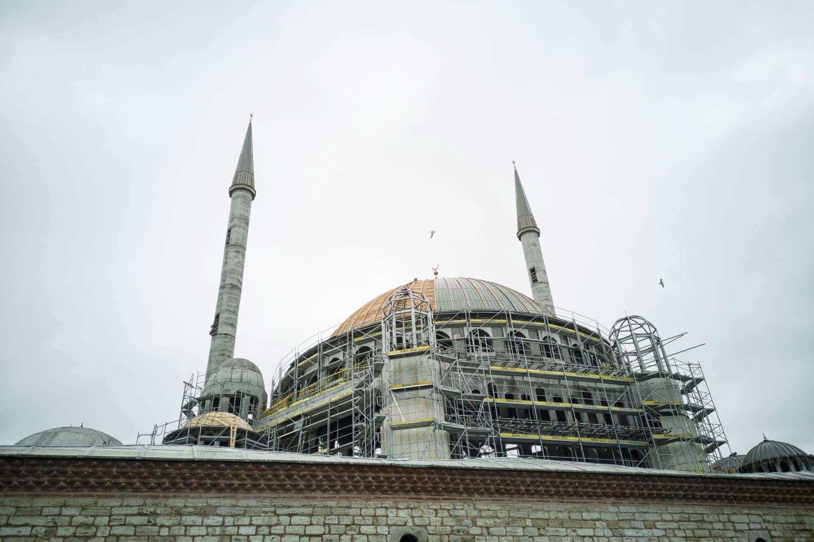Eine historische Moschee in Istanbul ist während laufender Renovierungsarbeiten vollständig eingerüstet.