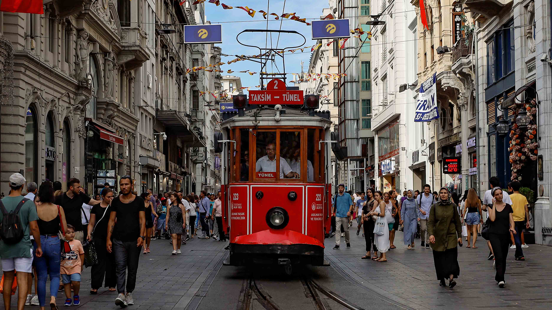 Nostalgische rote Tram auf der İstiklal Caddesi mit historischen Gebäuden im Hintergrund