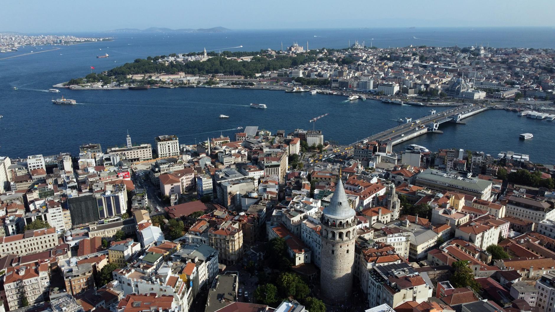 Atemberaubendes Panorama von Istanbul mit dem Galata-Turm und dem Goldenen Horn.