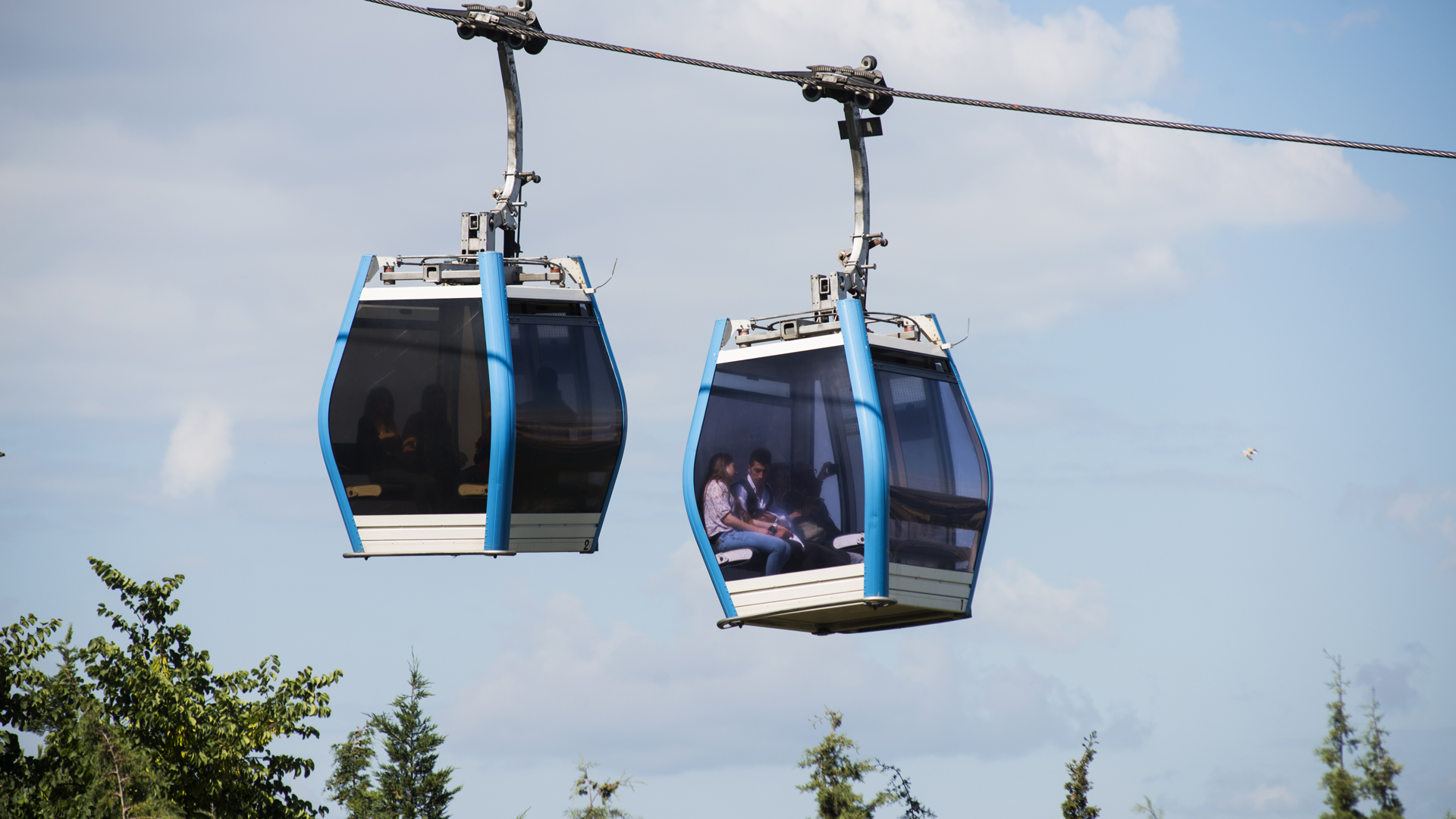 Seilbahn über dem Goldenen Horn in Istanbul mit Blick auf die Stadt