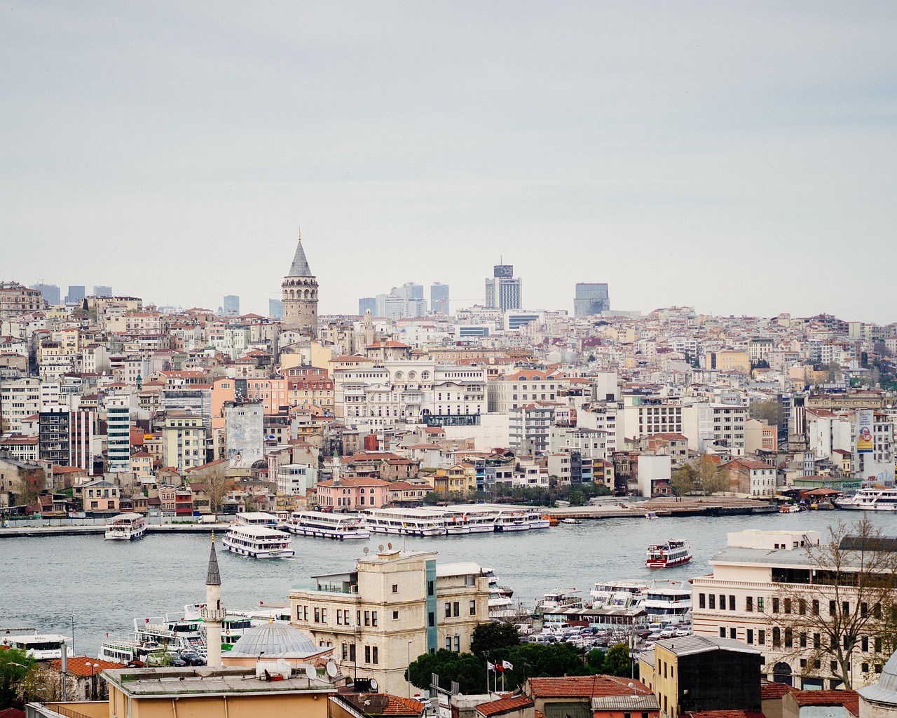 Blick von Eminönü über das Goldene Horn auf den Galata-Turm und die Stadt.