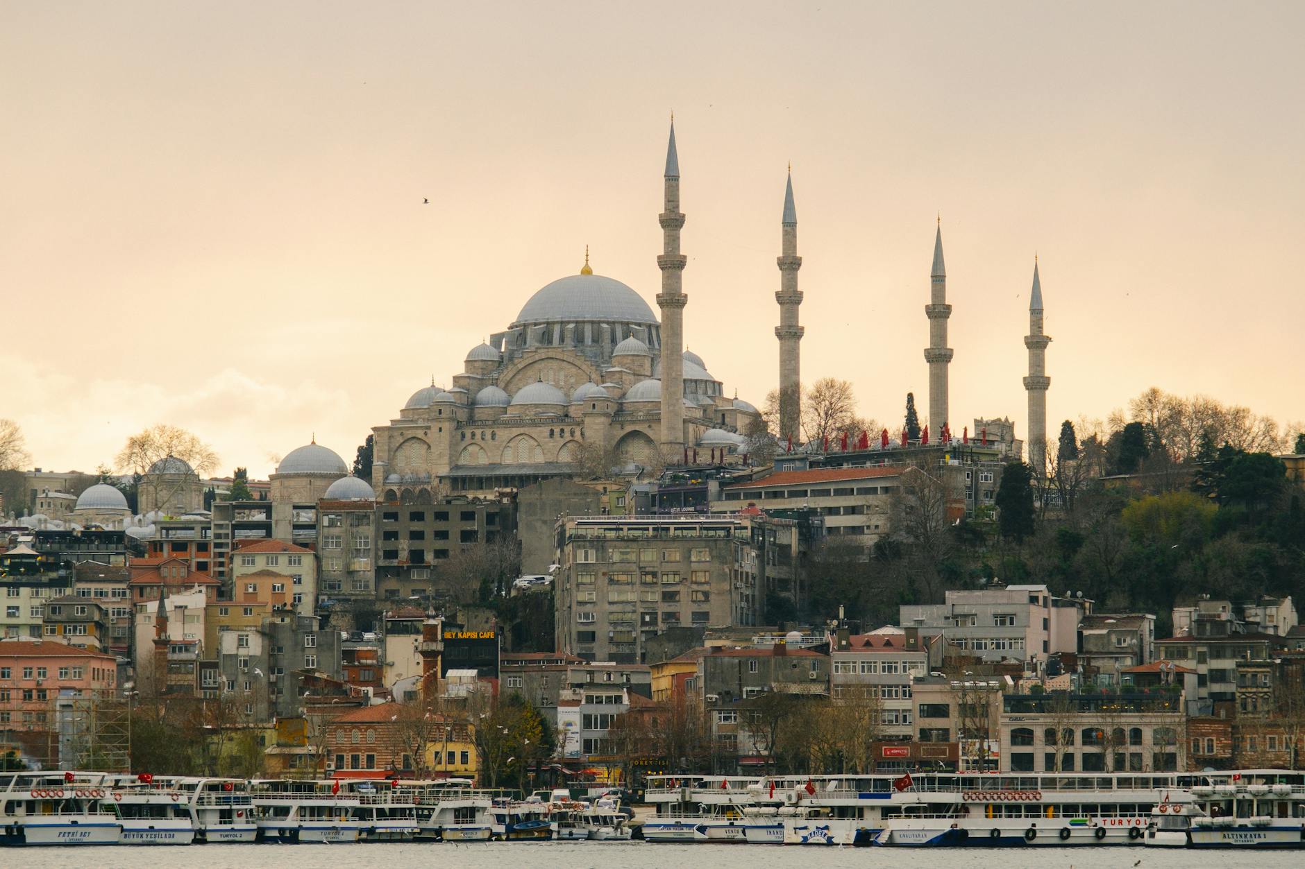 Die beeindruckende Silhouette der Süleymaniye-Moschee prägt das herbstliche Stadtbild von Istanbul.