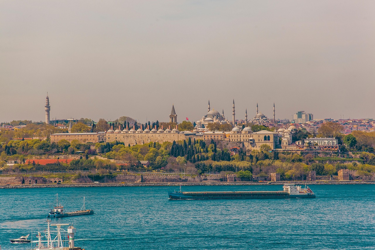 Die historische Skyline von Istanbul mit dem berühmten Topkapi-Palast Museum.