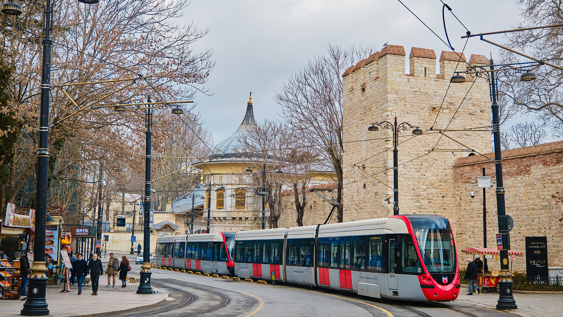 Historische rote Tram auf der T1-Linie in Istanbul mit Blick auf historische Gebäude