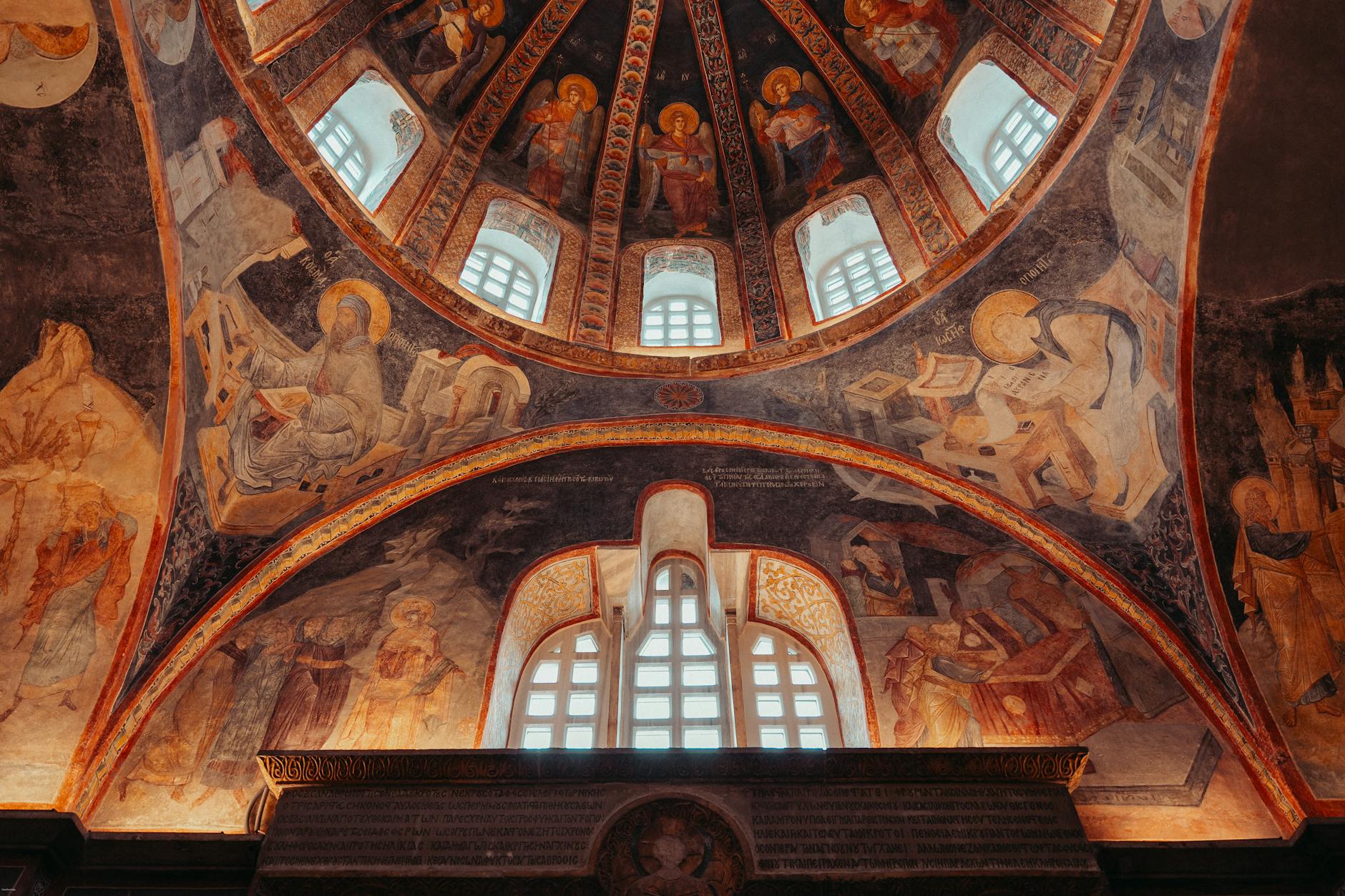 Detailaufnahme der byzantinischen Fresken und Mosaike in der Kuppel der Chora-Kirche (Kariye-Moschee) in Istanbul, beleuchtet durch Bogenfenster.