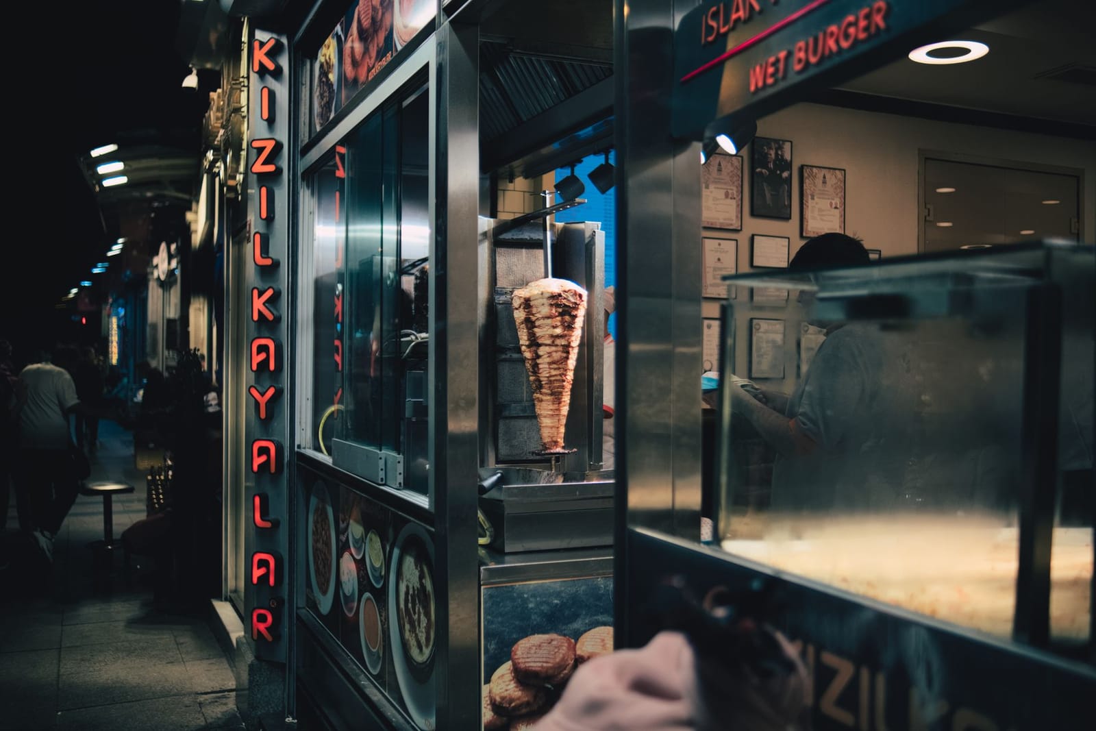 Der Kızılkayalar-Imbiss am Taksim-Platz bietet feuchte Islak Burger aus dem Glaskasten an.