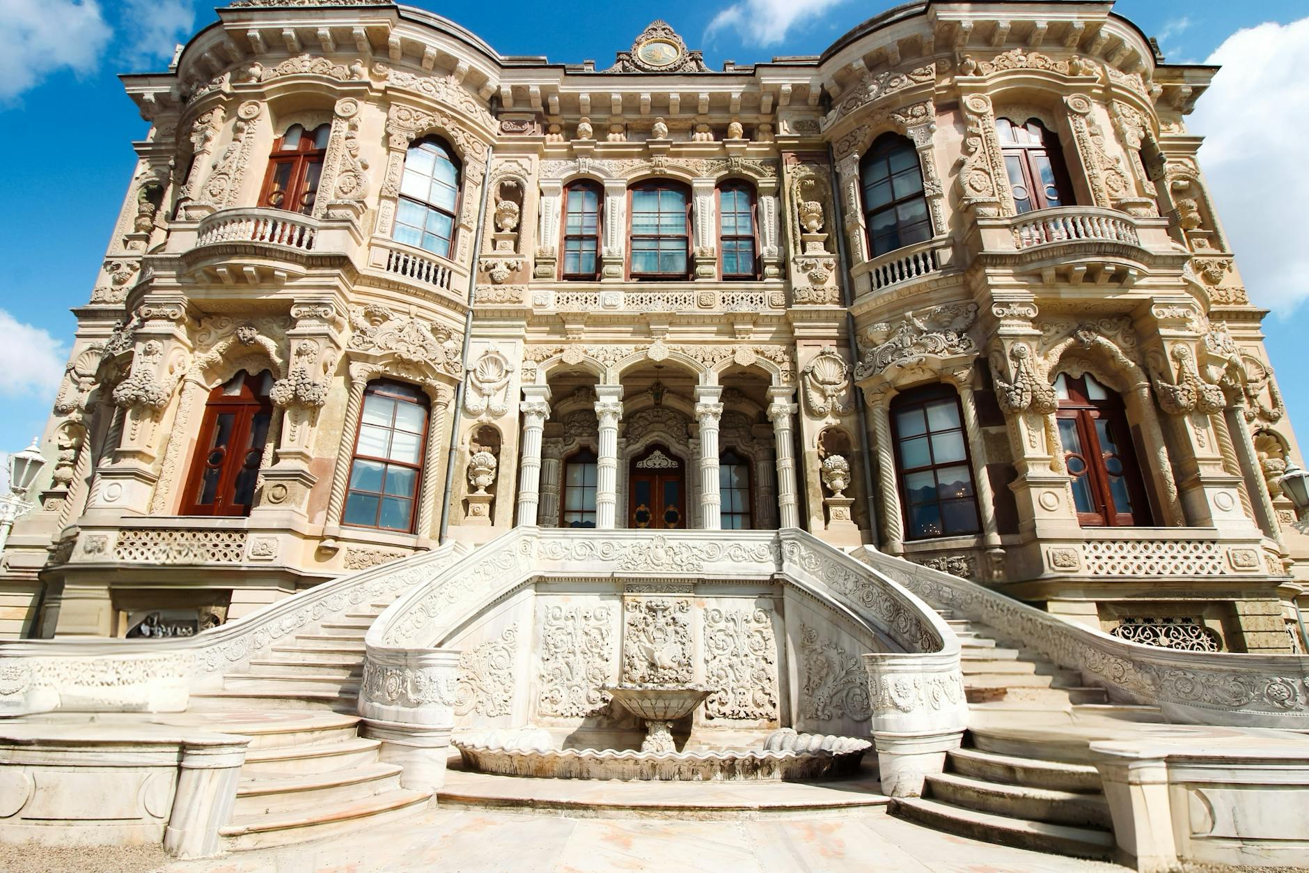 Beeindruckende Detailansicht der barocken Architektur und der Freitreppe des Küçüksu-Pavillons.