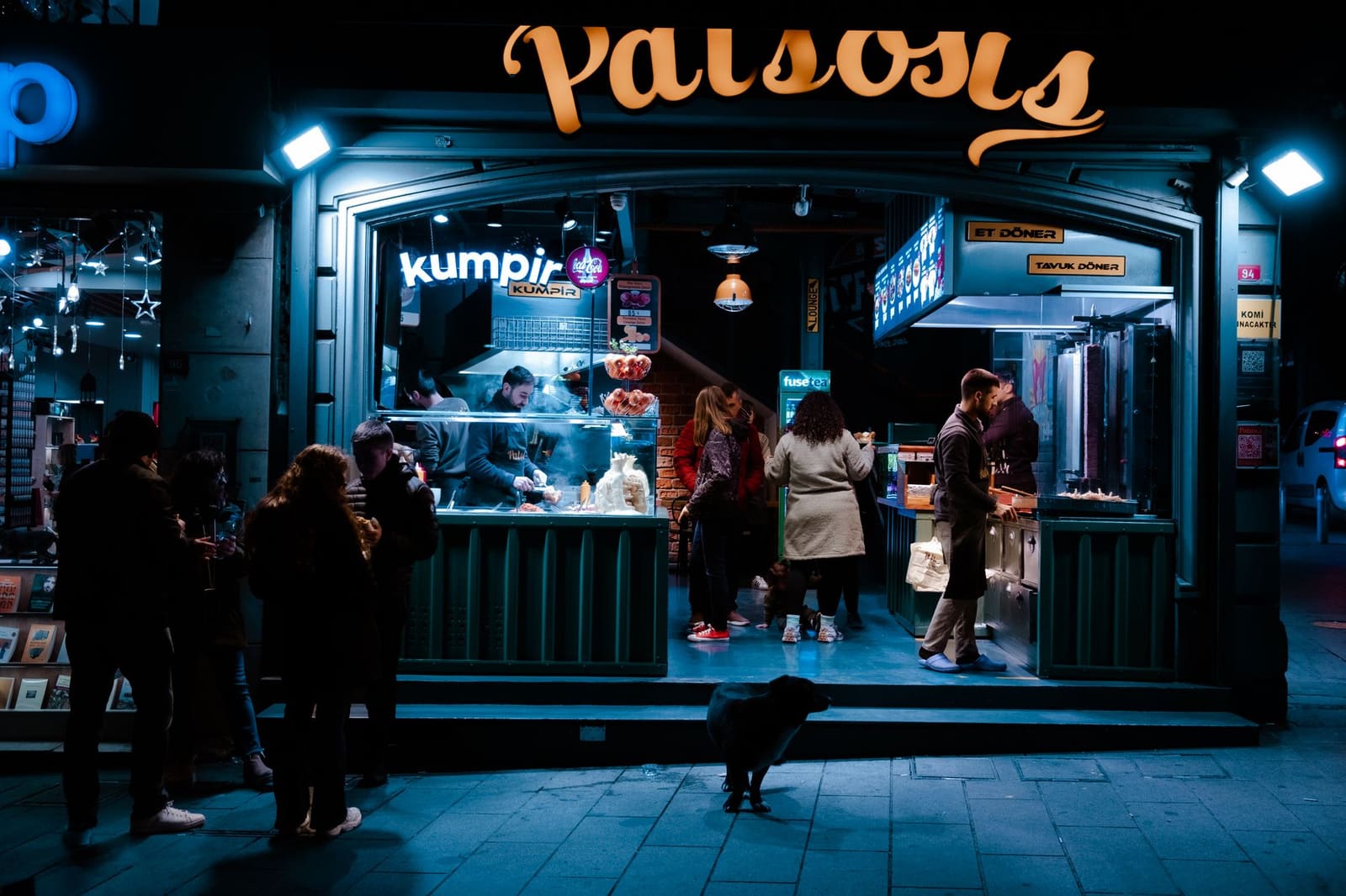 Ein traditioneller Kumpir-Stand mit hungrigen Gästen am Abend im Viertel Ortaköy.