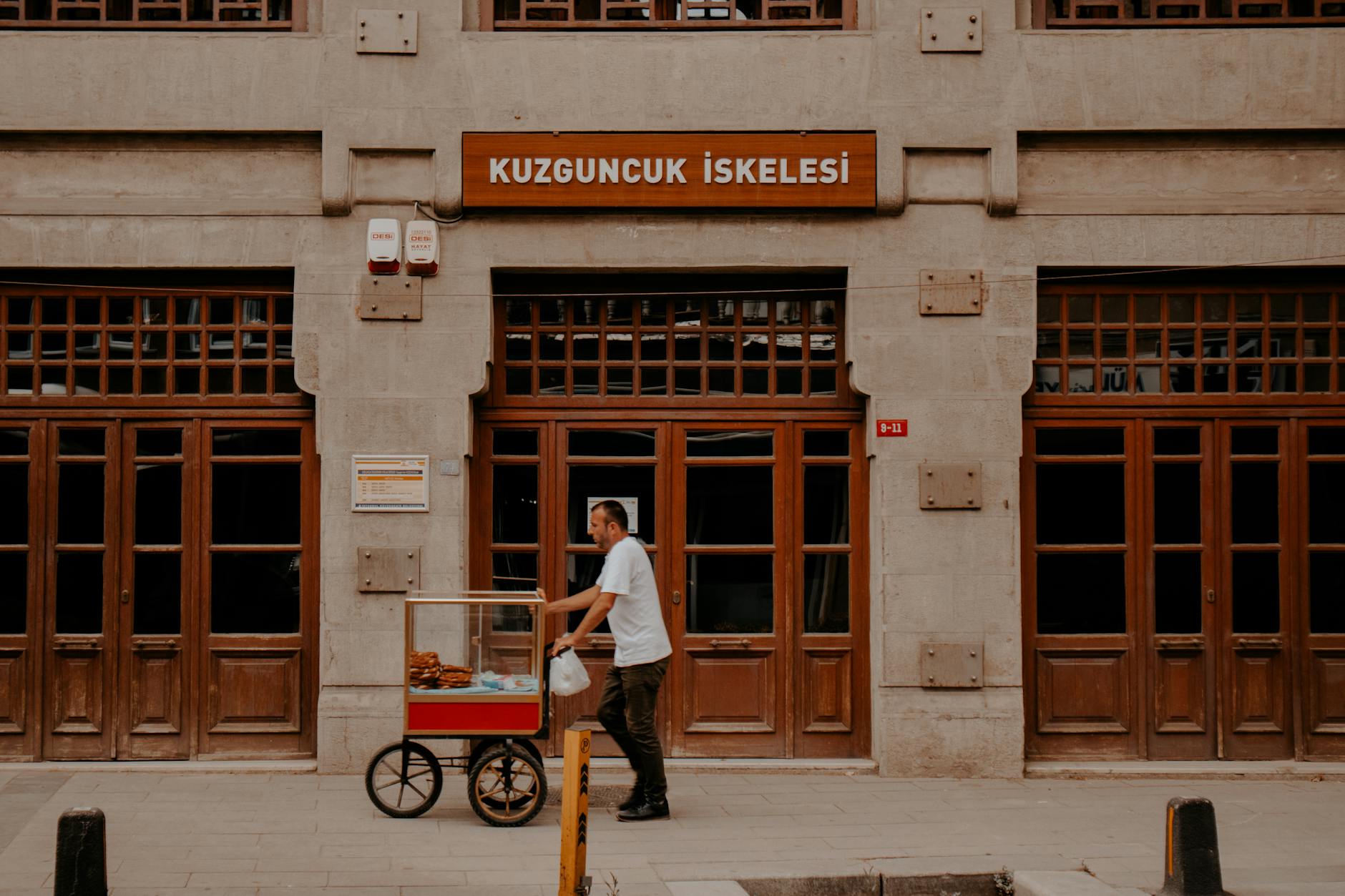 Ein Verkäufer schiebt seinen Simit-Wagen am historischen Fähranleger von Kuzguncuk vorbei.